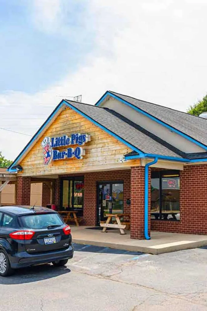 Exterior of Little Pigs BBQ in Easley.