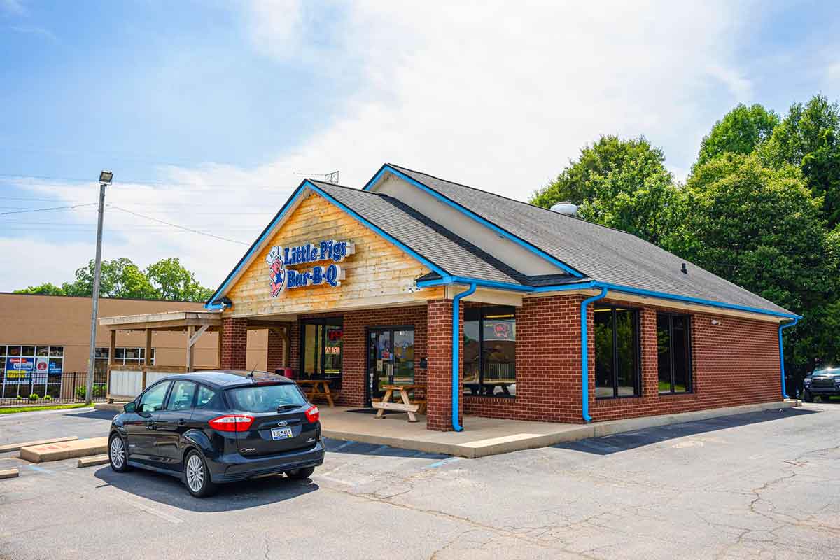 Exterior of Little Pigs BBQ in Easley.