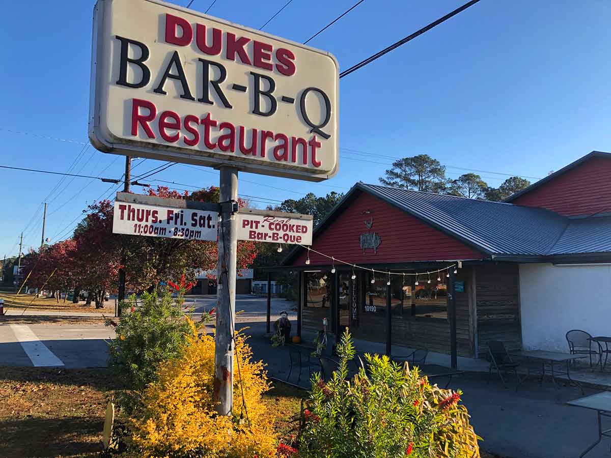 Exterior of Dukes BBQ in Ridgeland