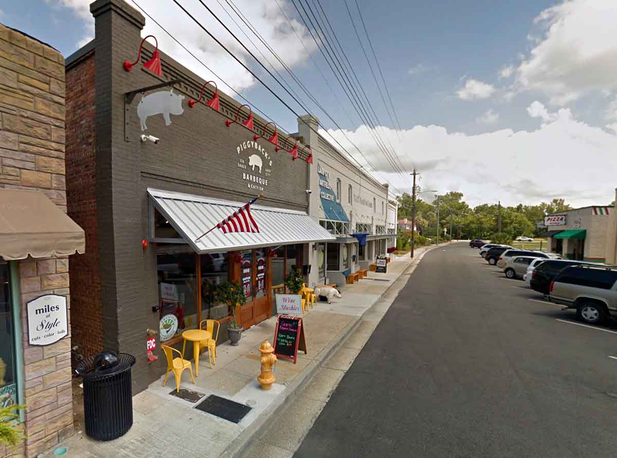 Street view exterior of Piggybacks BBQ in Lake City, SC