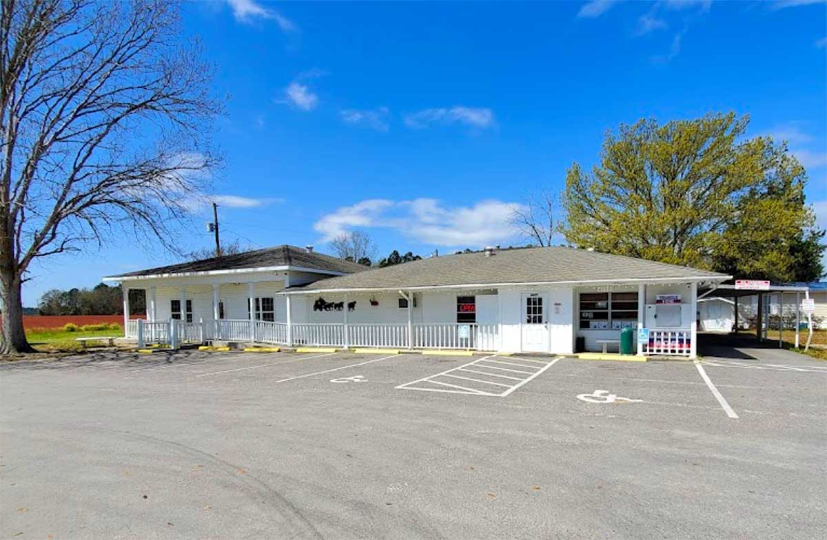 Exterior of Lester's BBQ in Estill