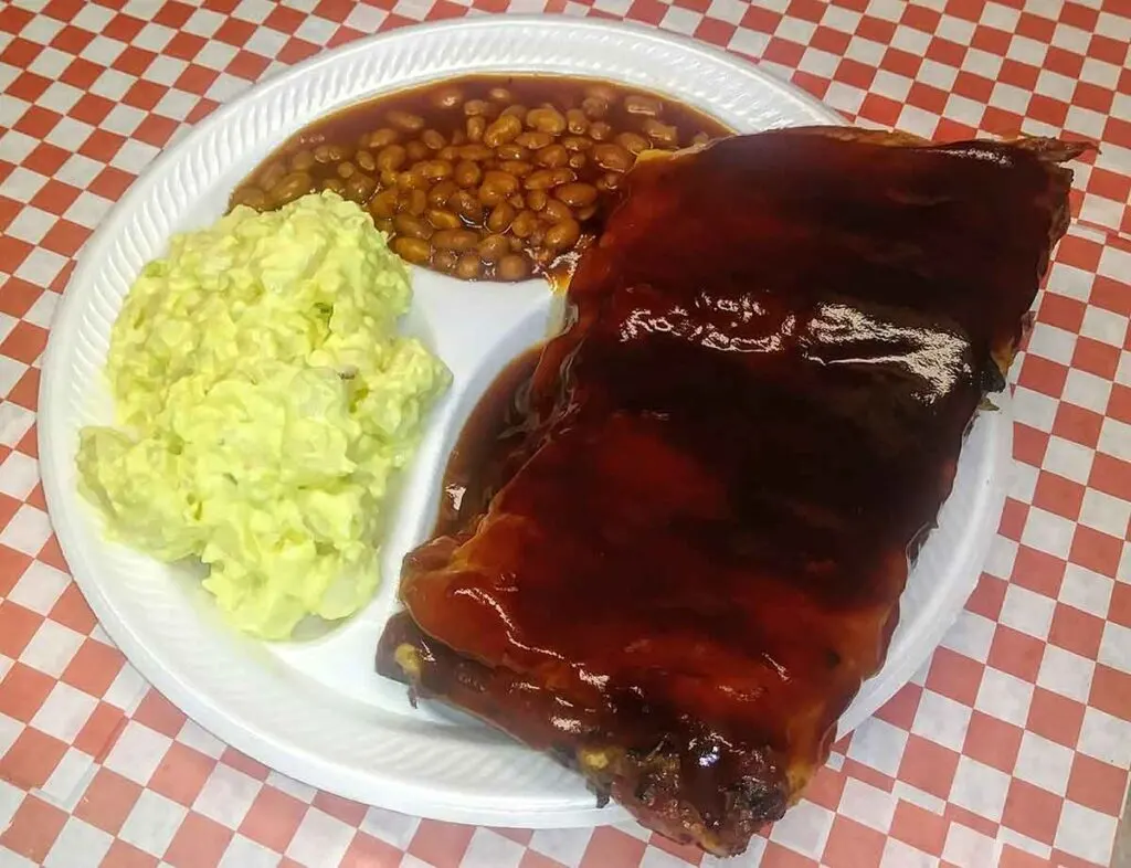 Rib plate with baked beans and potato salad