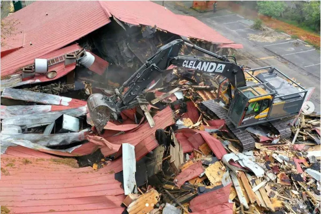 Demolition of The Smokehouse after the fire.