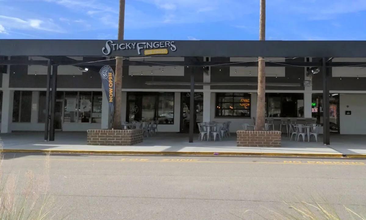 Exterior of Sticky Fingers in North Charleston
