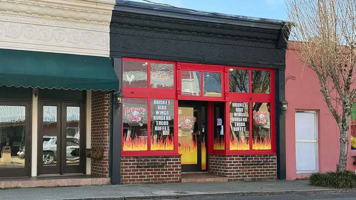 Exterior of The Twisted Pig BBQ of Summerton.
