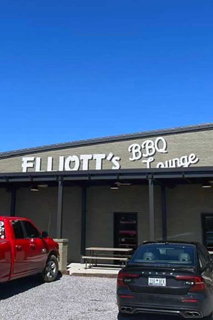 Exterior of Elliott's BBQ Lounge in Seminar Brewing in Florence.
