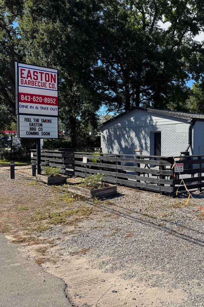 Exterior of Easton Barbecue in Hollywood, SC.