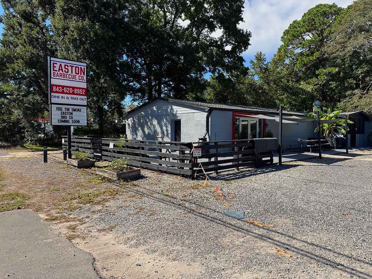 Exterior of Easton Barbecue in Hollywood, SC.