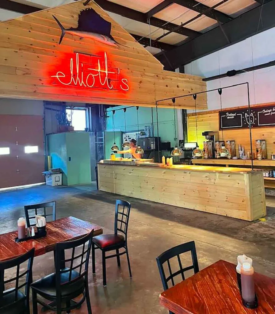Interior of Elliott's BBQ Lounge in Seminar Brewing in Florence.