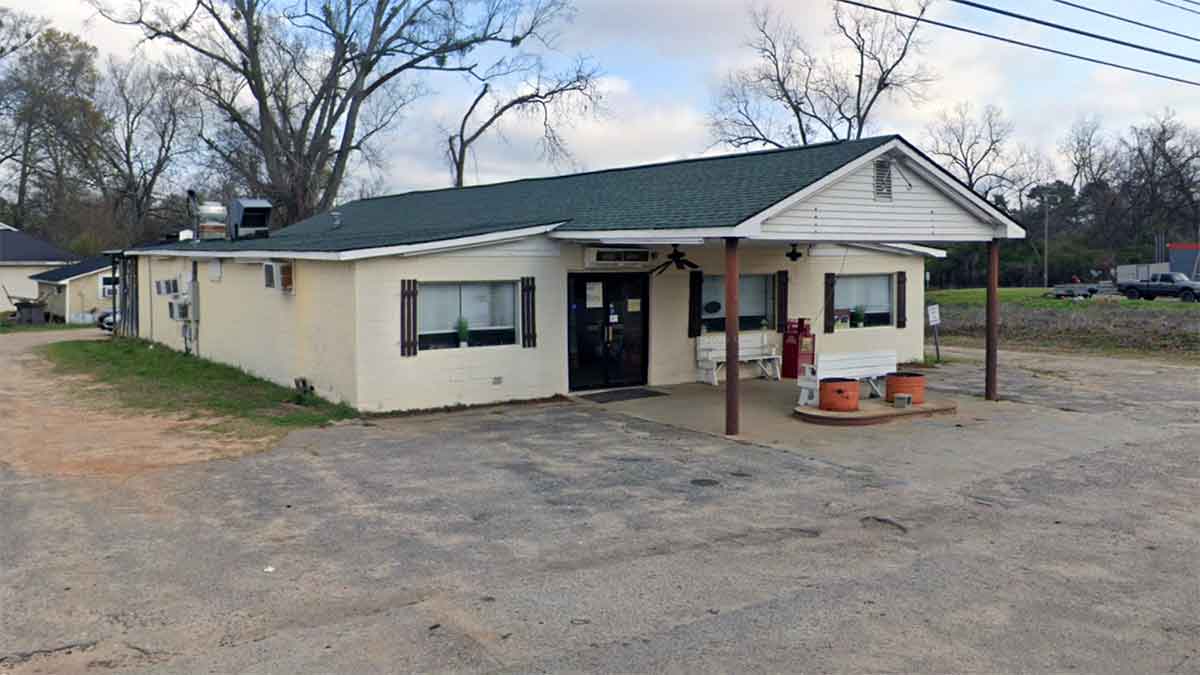 Exterior of Bell's Family Restaurant in Springfield, SC.