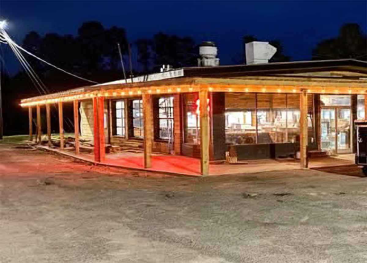 Exterior of Holt Oil in Effingham, SC.